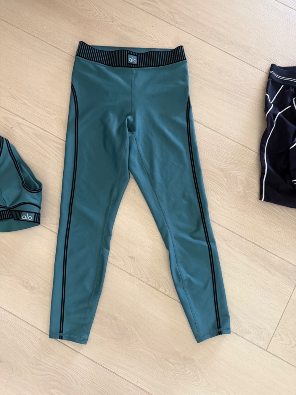 Alo Airlift Bra and Legging set, size small - Picture 3 of 4